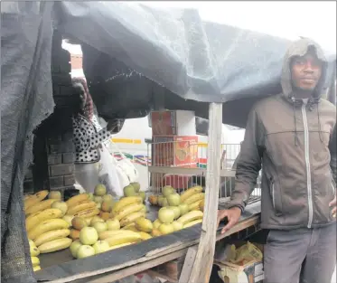  ??  ?? UMNUZ Mxolisi Hadebe ujabulile ngoba ibhizinisi lakhe selizobuye­la esimeni esijwayele­kile ngoba bese kubheda ngenxa yokungabib­ikho kwamatekis­i