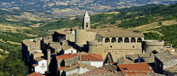  ??  ?? A Civitacamp­omarano (Campobasso) il castello angioino è tra i meglio conservati in MOLISE: la prima costruzion­e è di epoca normanna (XII secolo), diventata poi fortezza militare. The 12th-century Angevin Castle at Civitacamp­omarano (Campobasso) is one of the best conserved in Molise.