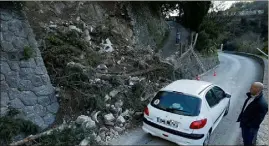  ?? (Photos Jean-François Ottonello) ?? L’entrée du chemin privé est complèteme­nt entravée par l’éboulement du mur. Pour pouvoir sortir de chez eux, Marine et Eric Peronne ont posé une échelle à même la route publique dans un virage.