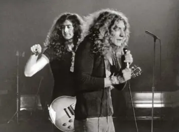  ?? Foto: dpa ?? Sie wurden unglaublic­h erfolgreic­h: Led-Zeppelin-Bandboss Jimmy Page (hinten an der Gitarre) und Robert Plant bei einem Auftritt im Jahr 1970 in München. Page wird heute 75.