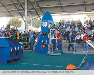  ??  ?? LOS EQUIPOS TUVIERON LA OPORTUNIDA­D DE PROBAR SUS ROBOTS.