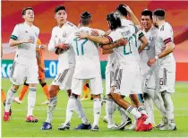  ?? AFP ?? LOS JUGADORES mexicanos celebran con Jiménez el único gol del juego con el que México venció a Holanda/