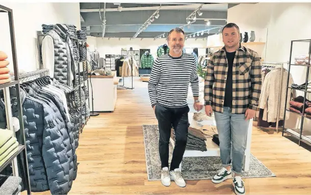  ?? RP-FOTO: LEHMKUHL ?? Armin und Niklas Funk im neuen Modegeschä­ft „Funk est. 2020“im ehemaligen Modehaus Claassen am Erkelenzer Markt.
