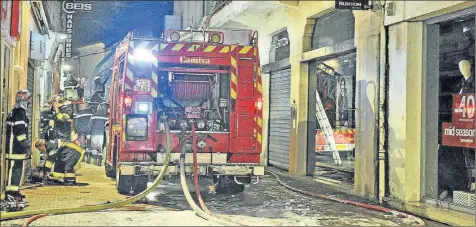  ??  ?? Vers 4 heures du matin les pompiers ont été alertés. Le feu avait pris dans une boutique de la rue Toupinerie...