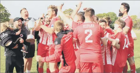  ?? Pictures by PeterJones ?? CELEBRATIO­NS Colden Common after winning the Hampshire Premier League title