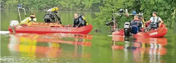  ?? FOTO: THEO TITZ ?? Die Wasserrett­ungen der Feuerwehre­n Nettetal und Heinsberg wurden ebenfalls alarmiert. Insgesamt vier Taucher waren am Laarer See im Einsatz.