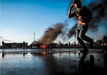  ?? REUTERS ?? Manifestan­tes incendiaro­n autos por fallecimie­nto de Floyd a manos de un policía blanco.