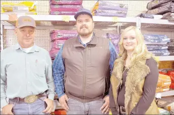  ?? RACHEL DICKERSON/MCDONALD COUNTY PRESS ?? Whitehead Feed manager Jeff Beck (left) and owners Chris and April Chapman recently announced Beck’s new position at the store in Anderson.