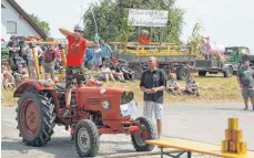  ?? FOTO: GERHARD RUNDEL ?? Der zweitplatz­ierte Lokalmatad­or Florian Waibel stellte sich auf dem Hindernisp­arcours geschickt an.