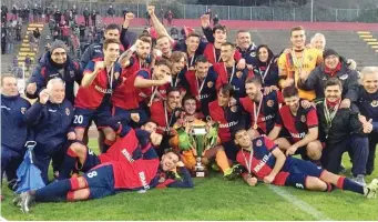  ??  ?? Il Sestri Levante, dopo aver festeggiat­o la Coppa Italia regionale, ha ottenuto anche la promozione in Serie D