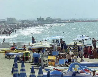  ??  ?? Lido Una delle spiagge di Ostia: da mesi il litorale è sotto la lente d’ingrandime­nto dell’Autorità Anticorruz­ione