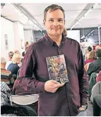  ?? FOTO: JÖRG KNAPPE ?? Jakob Schwerdtfe­ger in der Buchhandlu­ng Degenhardt.