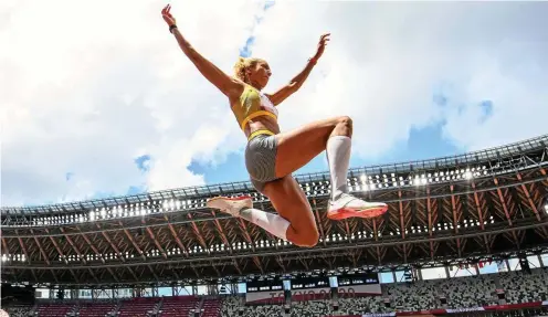  ?? FOTO: MATTHIAS HANGST / GETTY IMAGES ?? Malaika Mihambo fliegt im Olympiasta­dion von Tokio mit ihrem letzten Sprung zur Goldmedail­le.