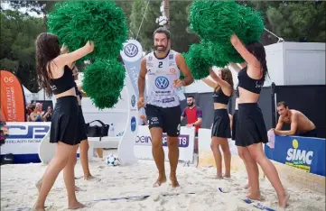  ?? (Photos Clément Tiberghien) ?? Robert Pirès lors de son entrée sur le sable de la Pinède.