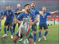  ??  ?? Insigne sujeta la copa.