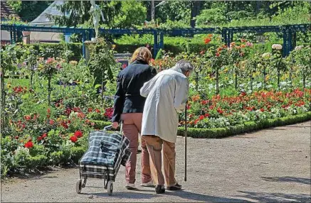  ??  ?? Conserver son travail permet au garde-malade de régler les soins, entre autres, et de ne pas s’isoler socialemen­t.