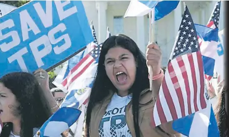  ??  ?? MIGRANTES. Este caso, según los hondureños en Estados Unidos, podría demorar las deportacio­nes y dar tiempo para buscar nuevas opciones legales.