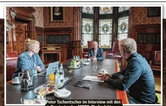  ??  ?? Peter Tschentsch­er im Interview mit den stellvertr­etenden MOPO-Chefredakt­euren Geli Tangermann und Mathis Neuburger