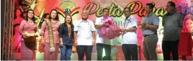  ??  ?? Rolland (third right) accepts a memento from Seruji at the closing ceremony of Pakan Fest 2018.