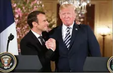  ??  ?? Poignée de main plus que cordiale hier entre Macron et Trump alors que les désaccords sont légion. (Photo AFP)