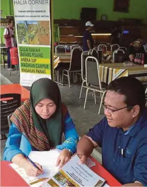 ?? PIC BY AHMAD TALIB ?? Kamal bin Hj Adam and his wife, Syukriyah binti Ishak, at their restaurant, Halia Corner, in Sekiah Makmur, near Tanjung Malim.