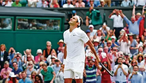  ?? GETTY ?? Es ist geschafft: Roger Federer gewinnt zum achten Mal in Wimbledon und ist der neue Rekordsieg­er.