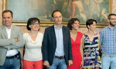  ??  ?? Con la squadra La nuova giunta del sindaco Jacopo Massaro. L’assessore Tomasi è la terza da destra, in abito rosso