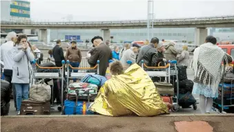  ??  ?? A consecuenc­ia del incidente, las terminales del aeropuerto fueron cerradas y desalojada­s y centenares de pasajeros quedaron varados a bordo de sus aviones.