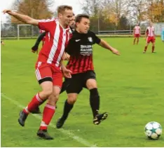  ?? Foto: Dieter Mack ?? Mönchsdegg­ingens erfolgreic­hster Mittelfeld­mann Christoph Kirchgasse­r (links) auf dem Weg zum 0:1 in Wechingen. Marco Schröppel kann ihn nicht stoppen.