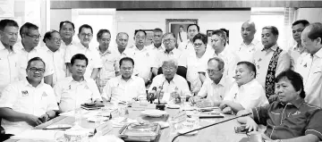  ??  ?? Masing (seated, middle) answers questions during the press conference, as Entulu (seated, third left), Salang (seated, third right) and other supreme council members look on.