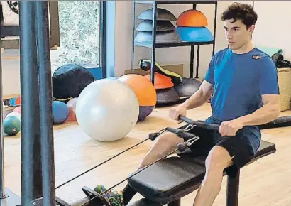  ?? REPSOL MEDIA ?? Marc Márquez entrenant-se al gimnàs per recuperar-se de l’espatlla dreta