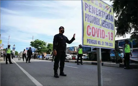  ??  ?? Indonesien og mange af de øvrige Asean-lande kaemper fortsat med store covid-19-smitteudbr­ud. Foto: Chaideer Mahyuddin/AFP