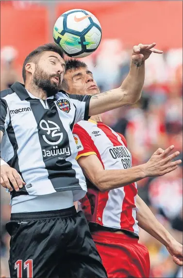  ??  ?? IGUALADO. Morales y Bernardo disputan un balón aéreo en el partido de Montilivi.