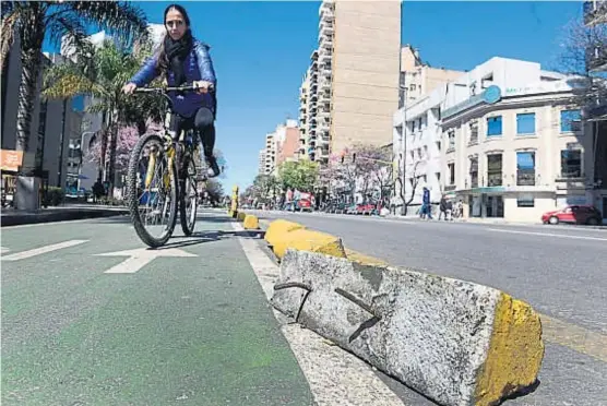  ?? (JOSÉ HERNÁNDEZ) ?? Hipólito Yrigoyen. La bicisenda se encuentra deteriorad­a en varios tramos. En otros sectores de la ciudad, los daños son mayores.