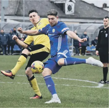  ??  ?? Mark Jones gets a shot away for Peterborou­gh Sports against North Leigh.