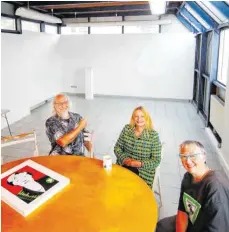  ?? FOTO: ALEXANDER KAYA ?? Der Fingerzeig ist eindeutig, diese Wände sollen nicht leer bleiben (v.l.): Reinhard Köhler, Dorothea Grathwohl und Freya Blösl planen am Ehinger Tor eine Galerie. Sie wollen dabei auch Passanten in ihren Kunstraum locken.