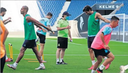  ??  ?? Francisco Joaquín Pérez Rufete, dirigiendo ayer en el RCDE Stadium su primer entrenamie­nto al frente del Espanyol.