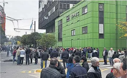  ?? (LA VOZ) ?? Protesta. La sede central de Epec estuvo ocupada por los empleados durante seis horas el miércoles.