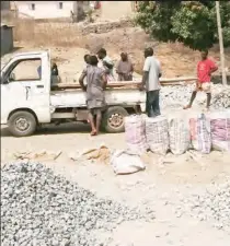  ??  ?? Some customers who came to purchase some of the stones