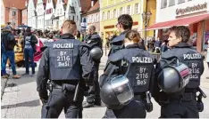  ??  ?? Ein größeres Aufgebot der Polizei begleitete die Demonstran­ten durch die Stadt. Ne gative Vorfälle gab es nicht.