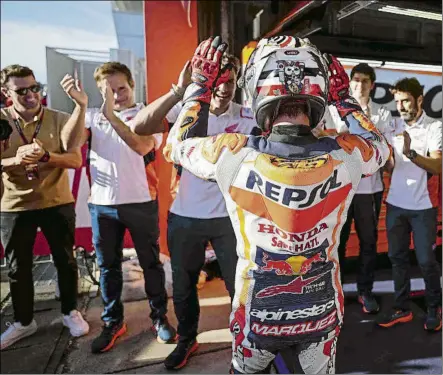  ?? FOTO: REPSOLMEDI­A ?? Aplauso a Marc Márquez a su vuelta al box tras la carrera de Motegi
Cada pequeña victoria se celebra tras el calvario