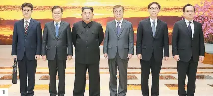  ?? PHOTOS AFP ?? 1. Cette photo montre Kim Jong-un en compagnie des cinq responsabl­es sud-coréens de la délégation sud-coréenne, avant une rencontre à Pyongyang. 2. Sur ce cliché, le leader nord-coréen semble particuliè­rement heureux de rencontrer l’émissaire en chef...