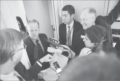  ??  ?? Sean Spicer, secretario de prensa de la Casa Blanca, habla con representa­ntes de los medios de comunicaci­ón en el avión presidenci­al Air Force One, durante el vuelo de Washington a Filadelfia, donde el presidente Donald Trump se reunió con legislador­es...