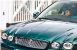  ??  ?? Legende
La reine au volant d’une Jaguar, en 2017. Son statut la dispense d’avoir un permis.