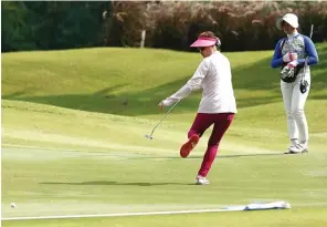  ?? GHOFUUR EKA/JAWA POS ?? GEMAS: Ekspresi Anna Indah Puspita setelah melakukan pukulan di hole 10 (kanan). Aksi Tri Sunarji di White Valentine Tournament di Ciputra Golf, Surabaya, kemarin.