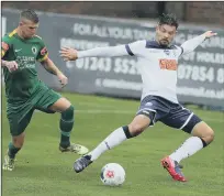  ?? Picture: Dave Haines ?? STRETCHING Hawks defender Craig Robson in action against Horsham