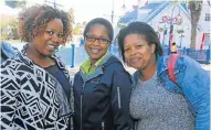  ?? Picture: BRIAN WITBOOI ?? MOTHER’S DAY SPOILS: Boardwalk direct market and loyalty manager Cynthia Nene, centre, greeted Lindokuhle Mbambaza, left, and Bulelwa Cezula at the Choc Foundation’s pamper day for Mother’s Day last Friday