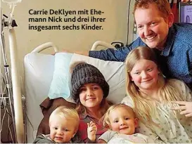  ??  ?? Carrie DeKlyen mit Ehemann Nick und drei ihrer insgesamt sechs Kinder.