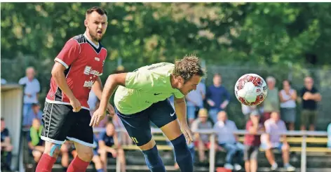  ?? RP-FOTO: NORBERT PRÜMEN ?? Akrobatisc­h klärt der Routinier beim TSV Weeze, Stephan Gorthmanns, vor dem Gocher Spieler.