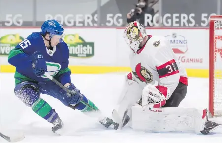  ?? DARRYL DYCK, THE CANADIAN PRESS ?? Ottawa Senators goalie Matt Murray stops Vancouver’s Matthew Highmore during the second period in Vancouver on Thursday.